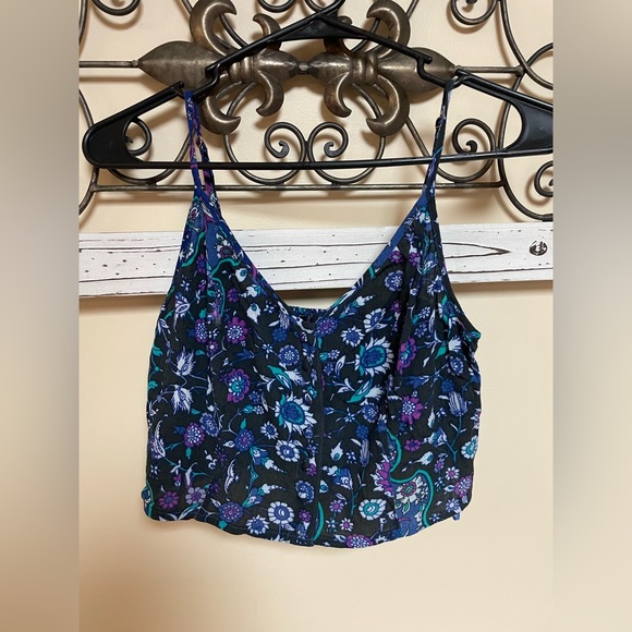 Kendall & Kylie Tops - Kendall and Kylie crop top, size small